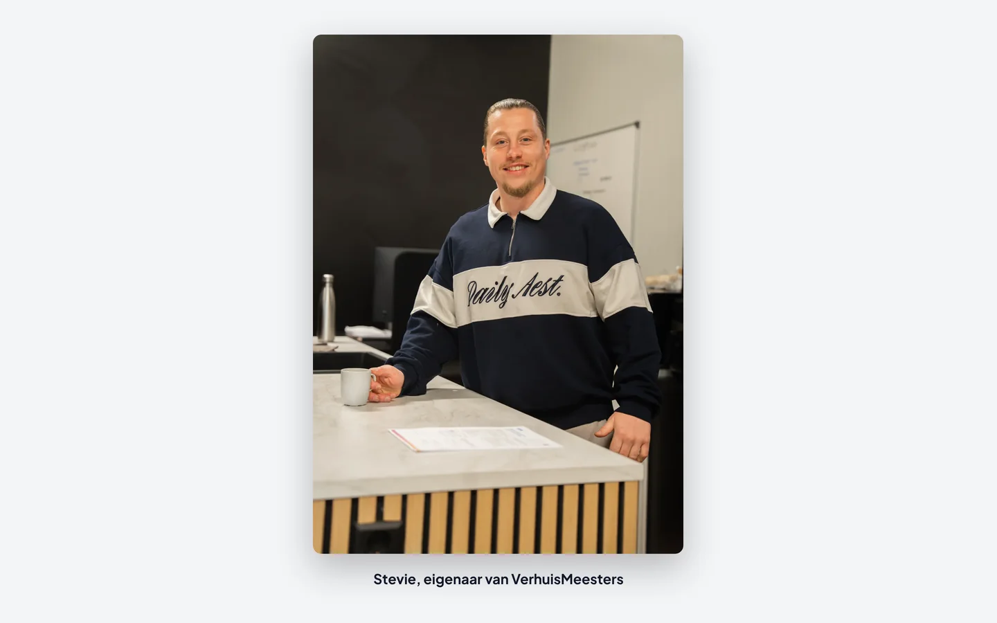 Stevie, eigenaar van VerhuisMeesters, staat op kantoor aan een tafel met een formulier en een kop koffie