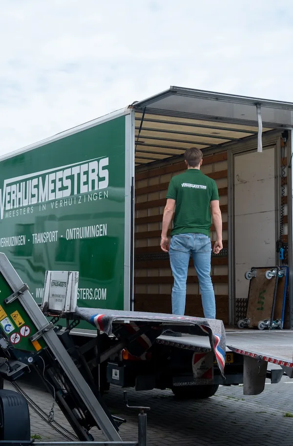 Verhuizers pakken zorgvuldig in bij een seniorenverhuizing