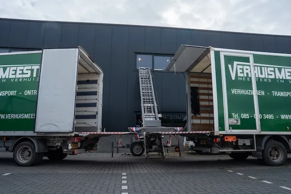 Verhuizers laden kantoorinventaris in