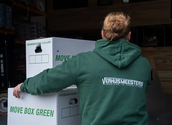 Verhuiswagen wordt geladen bij een magazijn