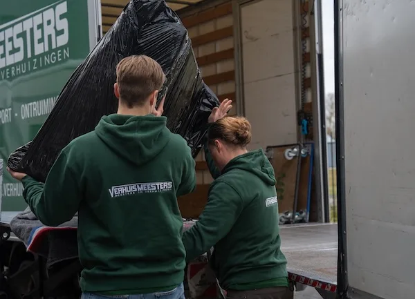 Inboedel wordt gesorteerd voor kringloop en afvoer