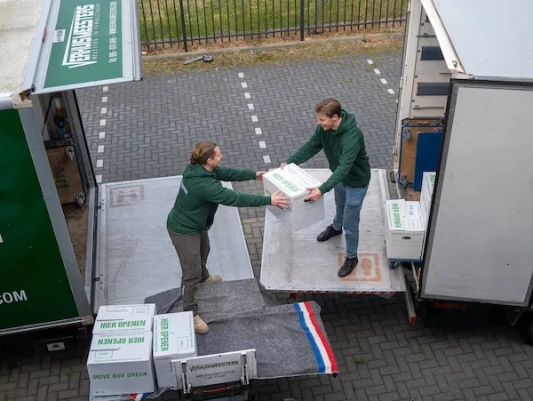 Zakelijke inventaris in de opslagruimte