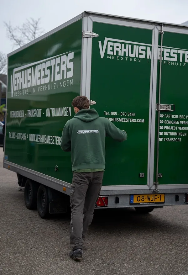 Verhuiswagen van VerhuisMeesters bij een bedrijfspand