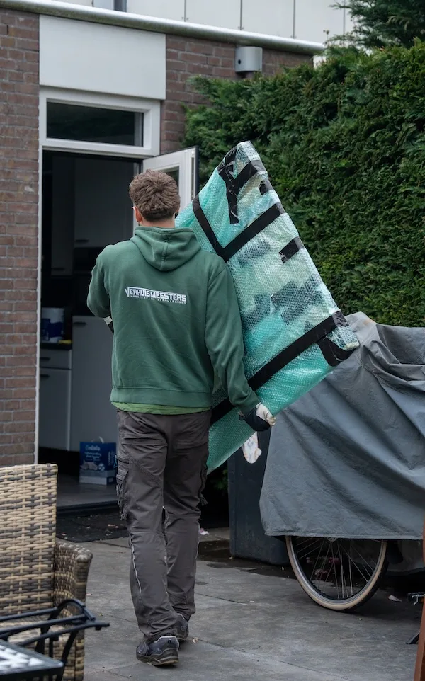 Ontruimers van VerhuisMeesters aan het werk