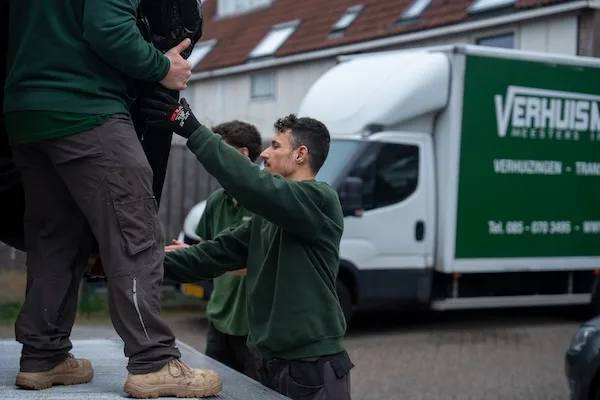 Verhuizers van VerhuisMeesters bij de verhuiswagen