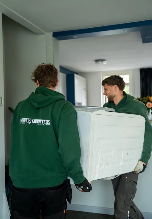 Verhuizers van VerhuisMeesters bij een seniorenverhuizing
