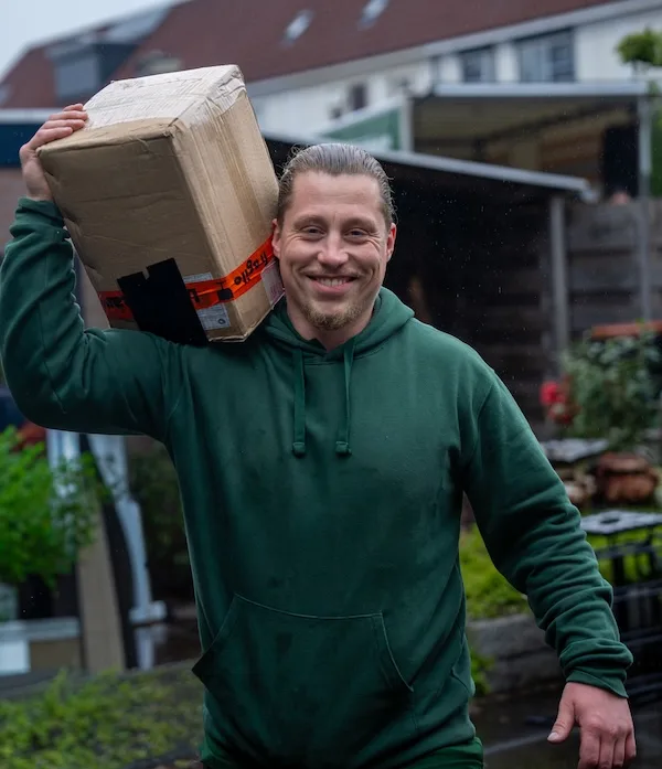 Verhuizers verplaatsen kantoormeubilair