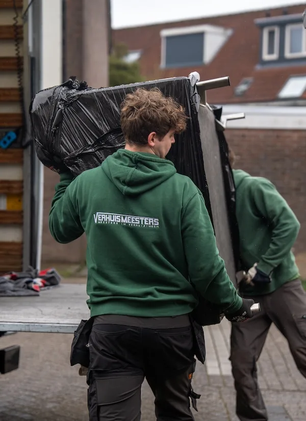 Team van VerhuisMeesters bij de verhuiswagen