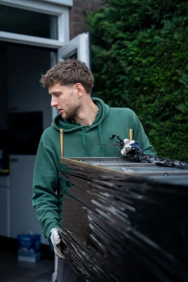 Verhuizer laadt de verhuiswagen in bij een spoedverhuizing
