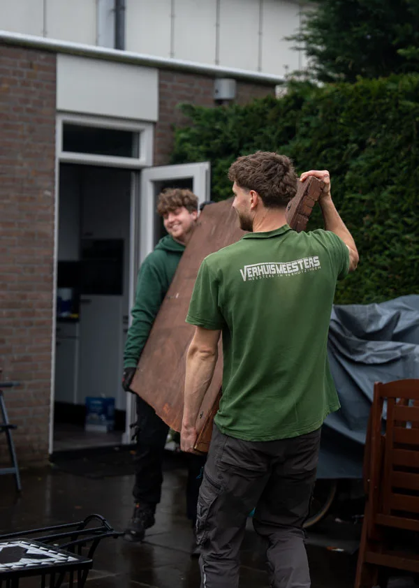 Projectmanager van VerhuisMeesters overlegt op locatie